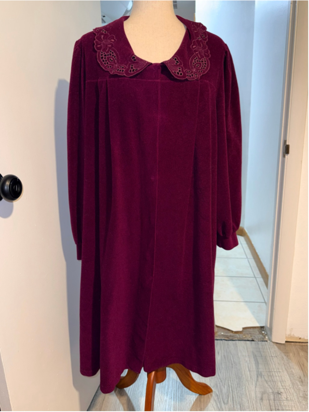 Vtg Vanity Fair Burgundy Plum Velour Fleece Snap Front Robe 1X. Housecoat colla